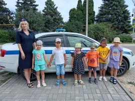 Инспектор ГИБДД в гостях у ребят Инспектор ГИБДД в гостях у ребят.